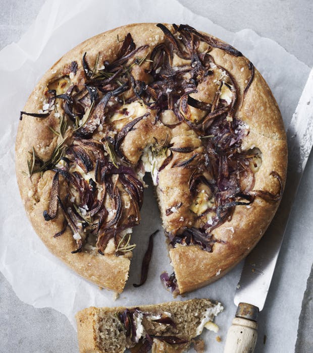 Focaccia med rødløg og gedeost