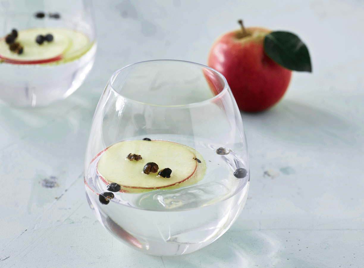 Gin og tonic med enebær og æble