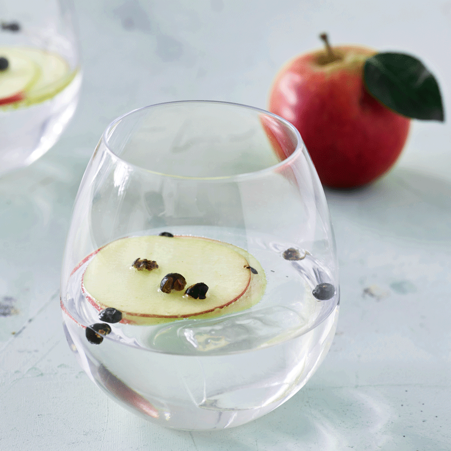 Gin og tonic med enebær og æble