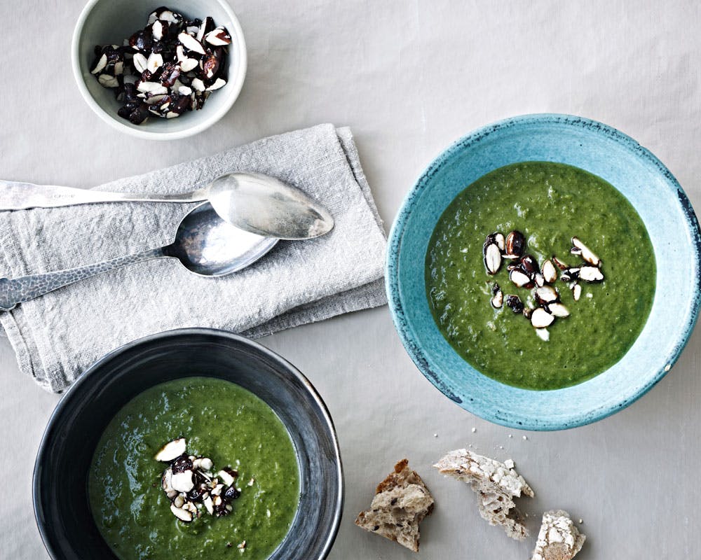 Lækker grønkålssuppe med krydrede mandler