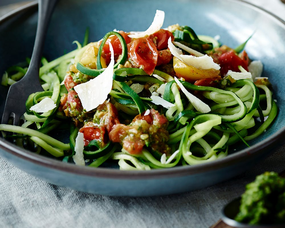 Grøntsagsspaghetti af squash med tomater og pesto