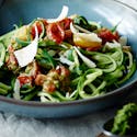 Grøntsagsspaghetti af squash med tomater og pesto