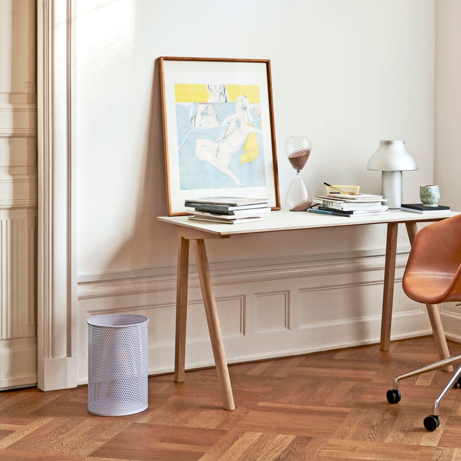 Hjemmekontor med brun stol