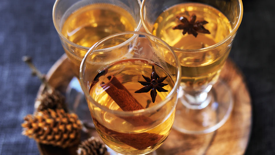 Hvid gløgg med mørk rom, cider, citrus og ingefær | ISABELLAS