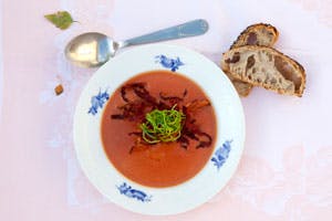 Suppe med jordskokker og parmaskinke