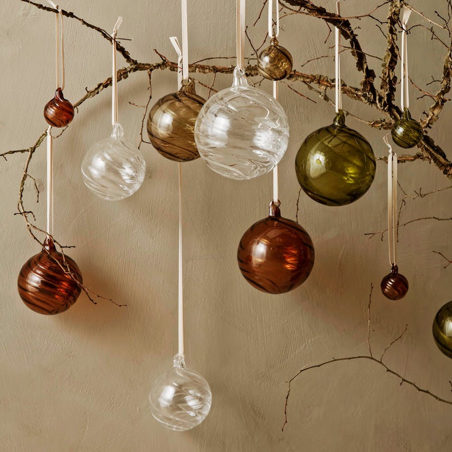 julekugler-i-glas-til-juletraeet_glaskugler_ferm_living_julen2021