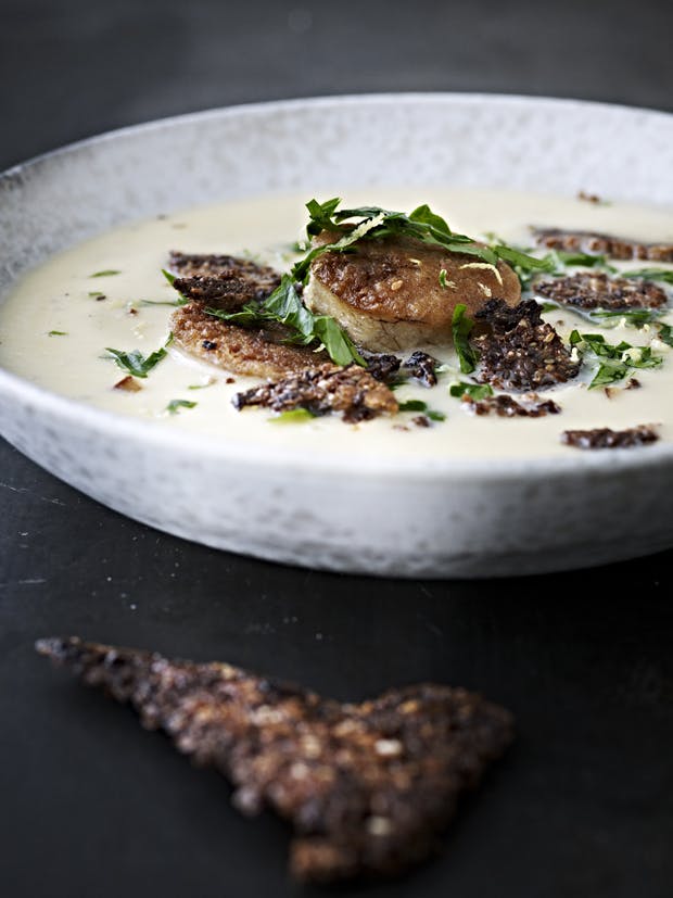 Opskrift på suppe med kålrabi. torskerogn og sprød rugbrød