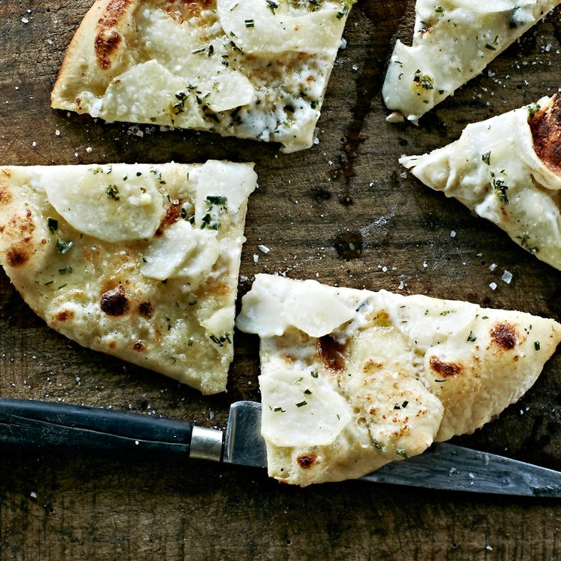 Kartoffelpizza hvid opskrift