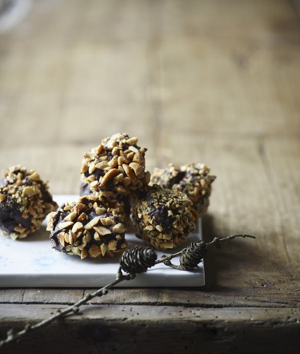 Hjemmelavet chokolade-konfekt med nougat og peanuts