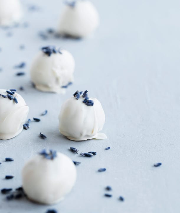 Den skønneste konfekt, der tager sig godt ud på bordet: Marcipankugler med hvid chokolade, ferskenlikør og tørret lavendel. 