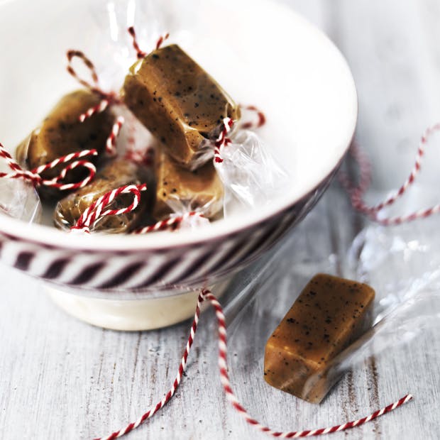 Lakridskarameller som konfekt pakket ind i cellofan og fin snor