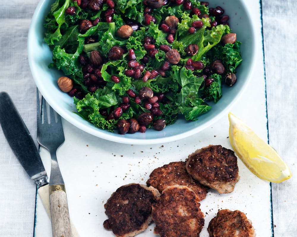 Laksefrikadeller og grønkålssalat med granatæbledressing