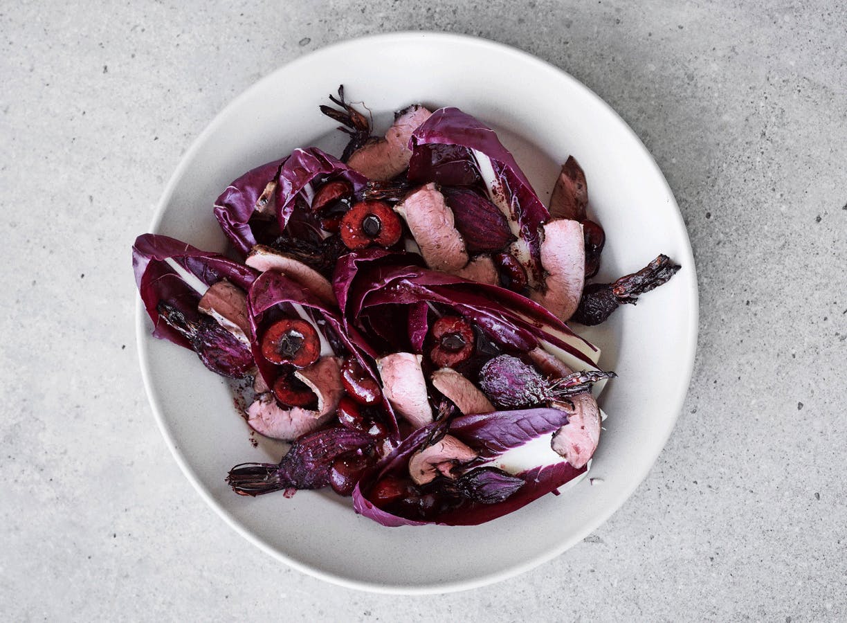 Grillet lammehjerte med nye beder, radicchio og kirsebær