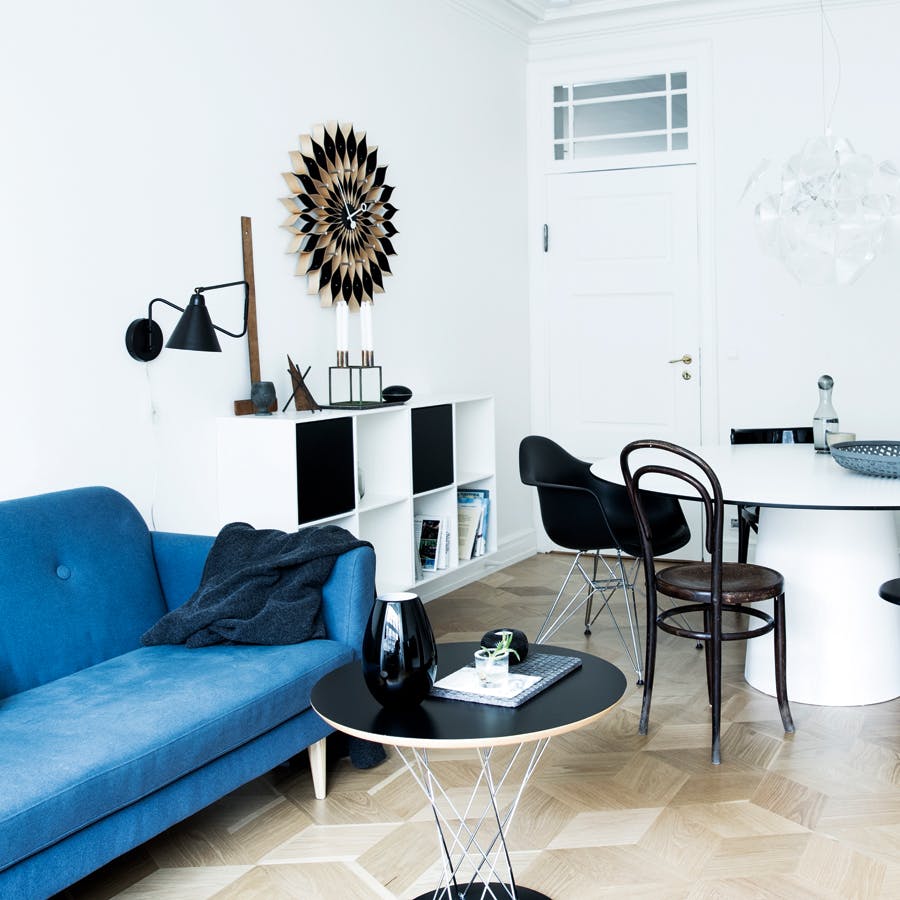 Indretning af lille stue med sofa og spisespisestue