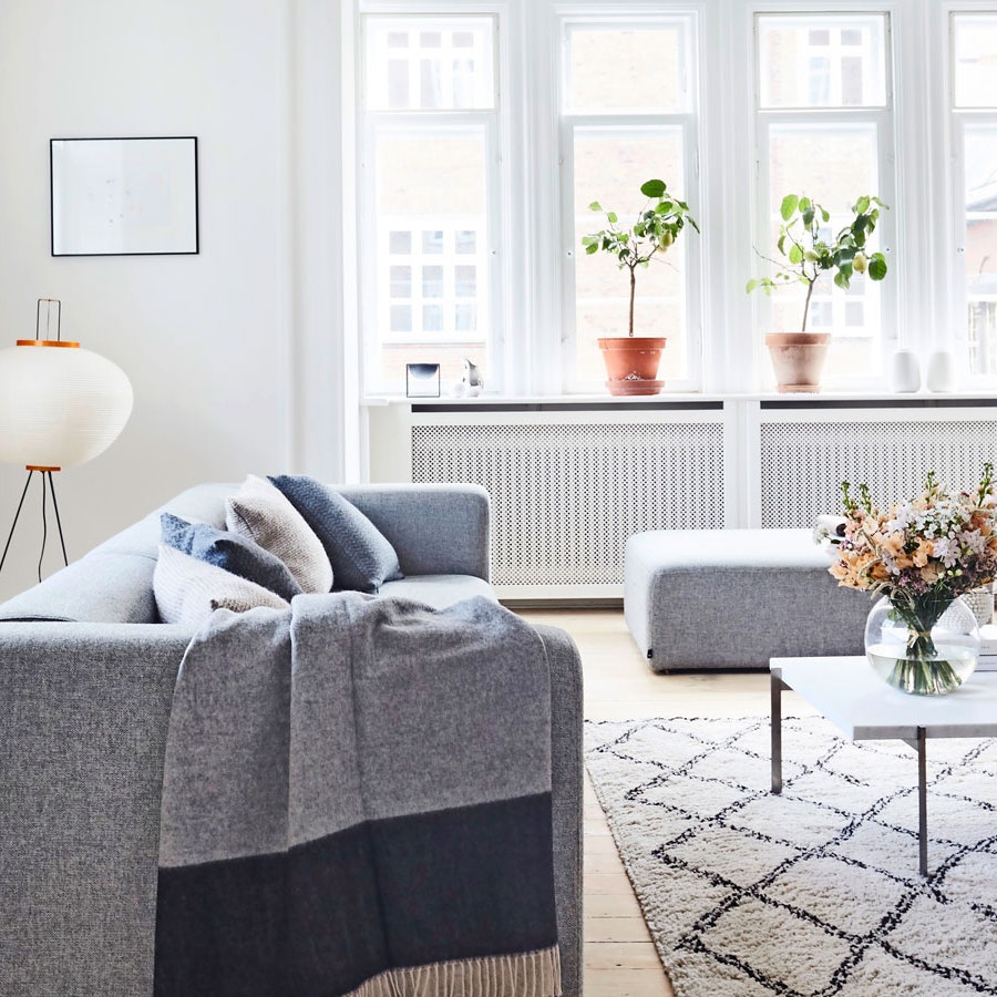 Lys stue med grå sofa