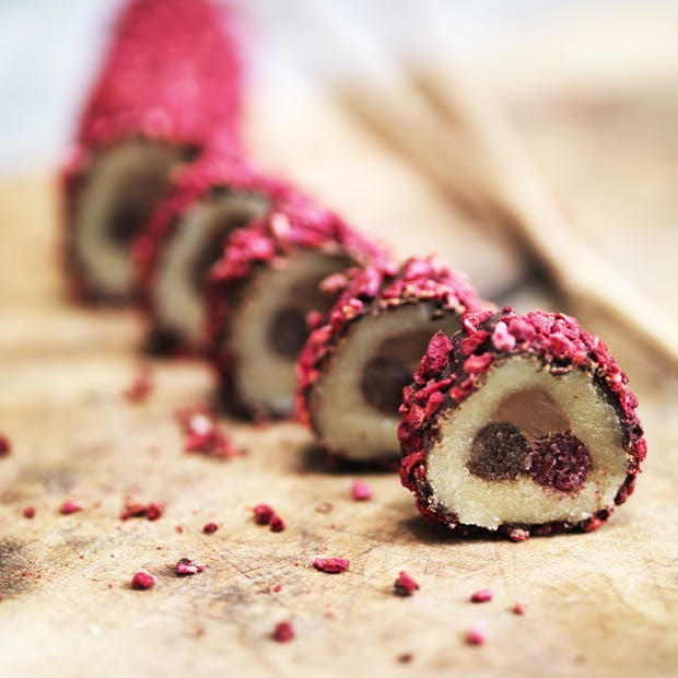 Marcipan-konfekt med hindbær, nougat og chokolade