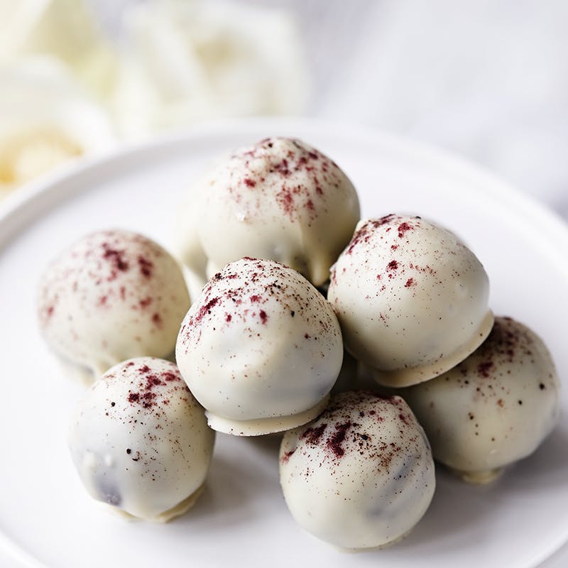 Marcipankugler med lakrids og hvid chokolade