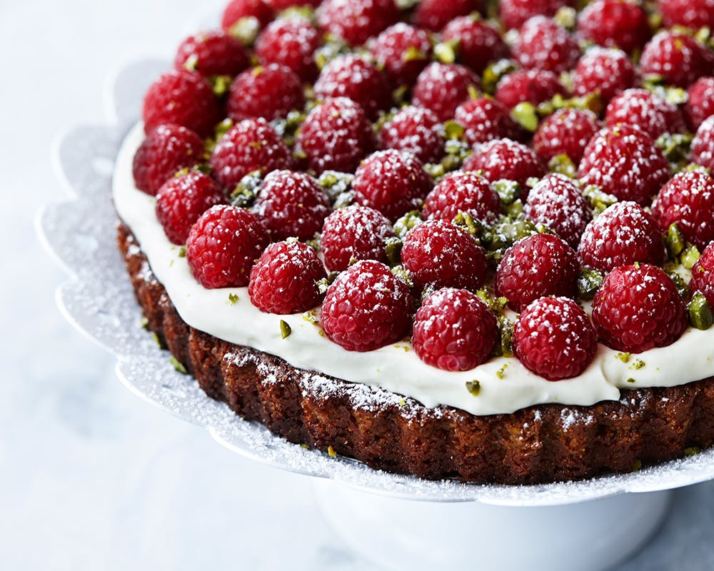 Mazarin med hindbær, pistacienødder og hvid chokoladecreme, opskrift, Modemagasinet IN