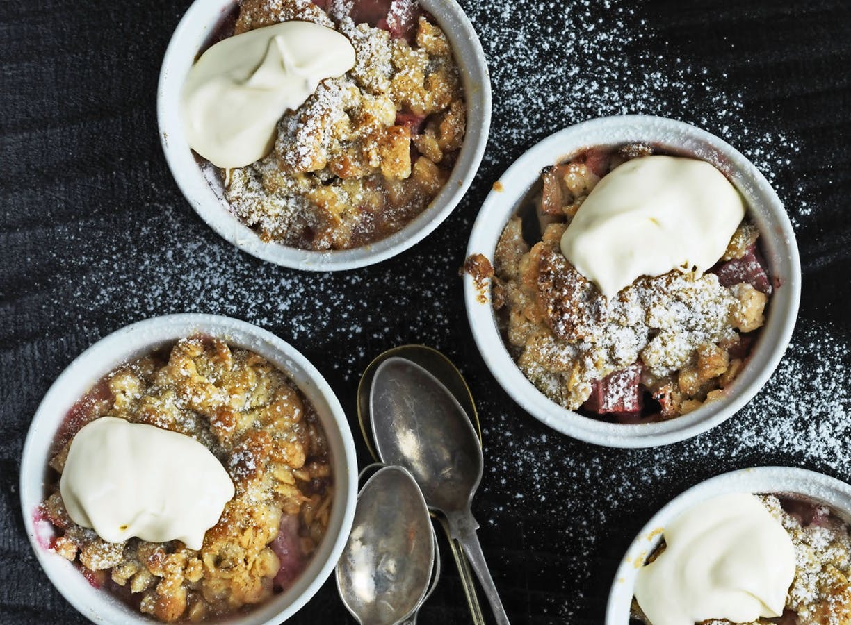 Opskrift på rabarbercrumble - lav den lækreste rabarber crumble.