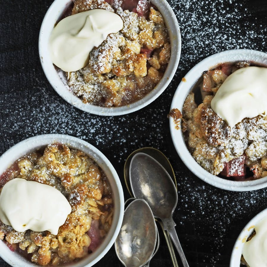 Opskrift på rabarbercrumble - lav den lækreste rabarber crumble.