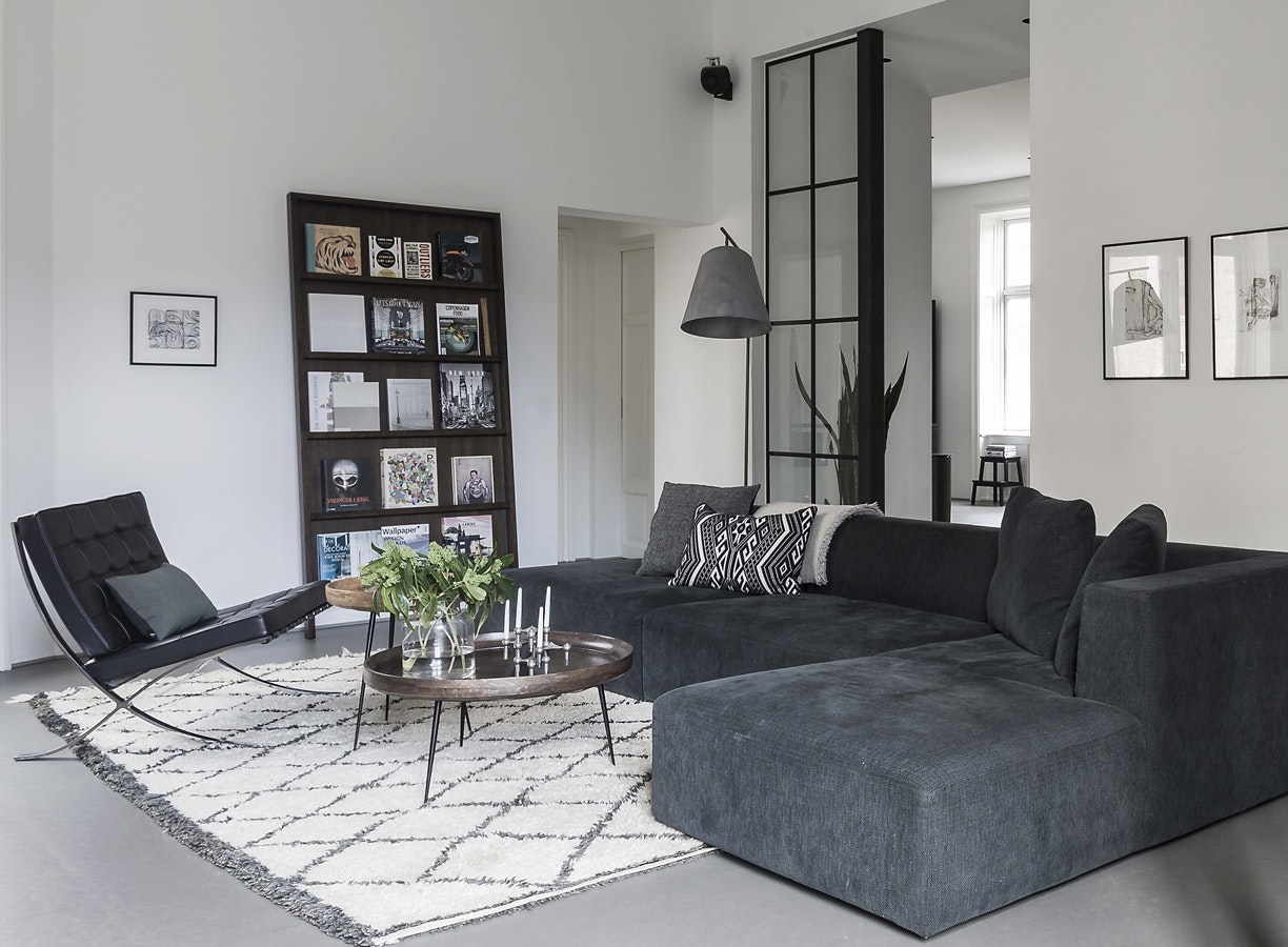Indretning af minimalistisk stue