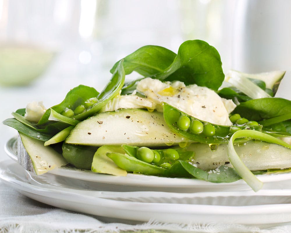 Salat med mozzarella, melon og sukkerærter