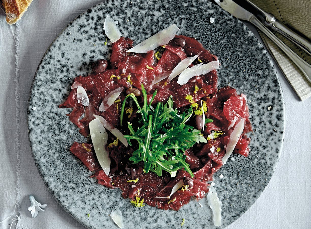 Nem forret: Carpaccio med rucola og oliven