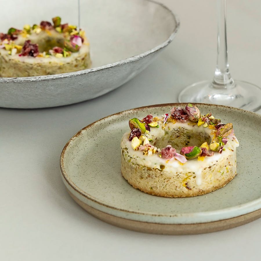 Opskrift på pistaciekage med meyer-citron og krystalliserede tranebær