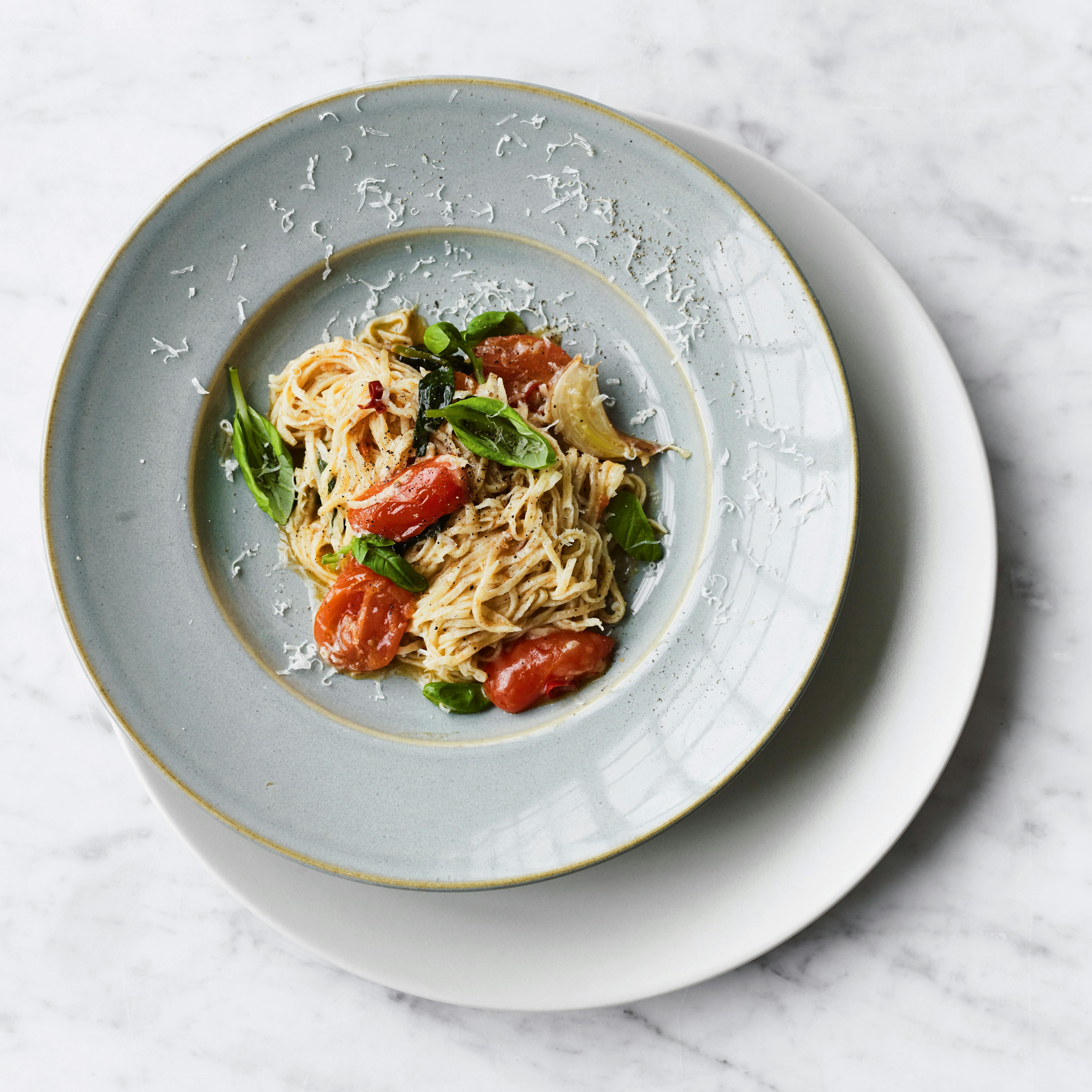 Pasta med små tomater, chili og basilikum