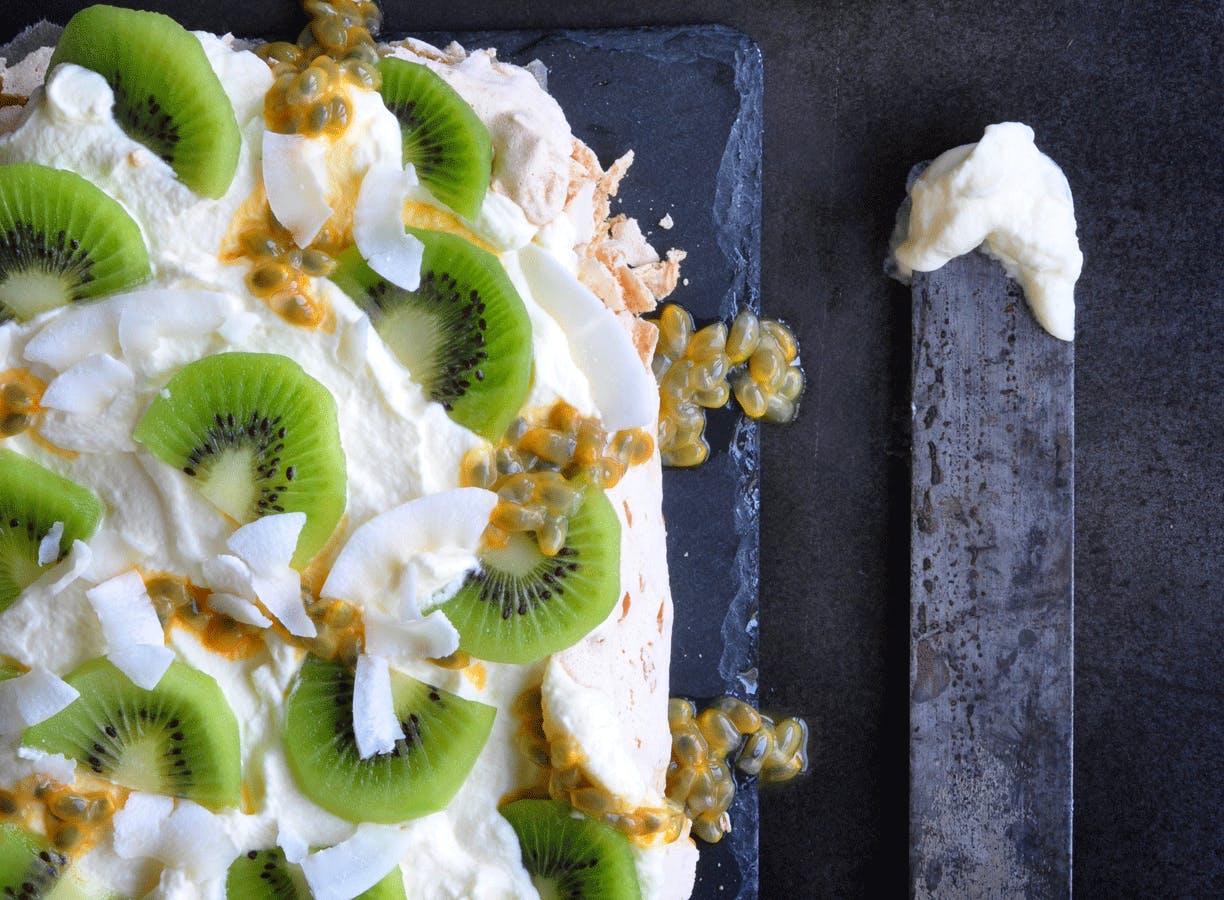 Pavlova med kiwi og passionsfrugt