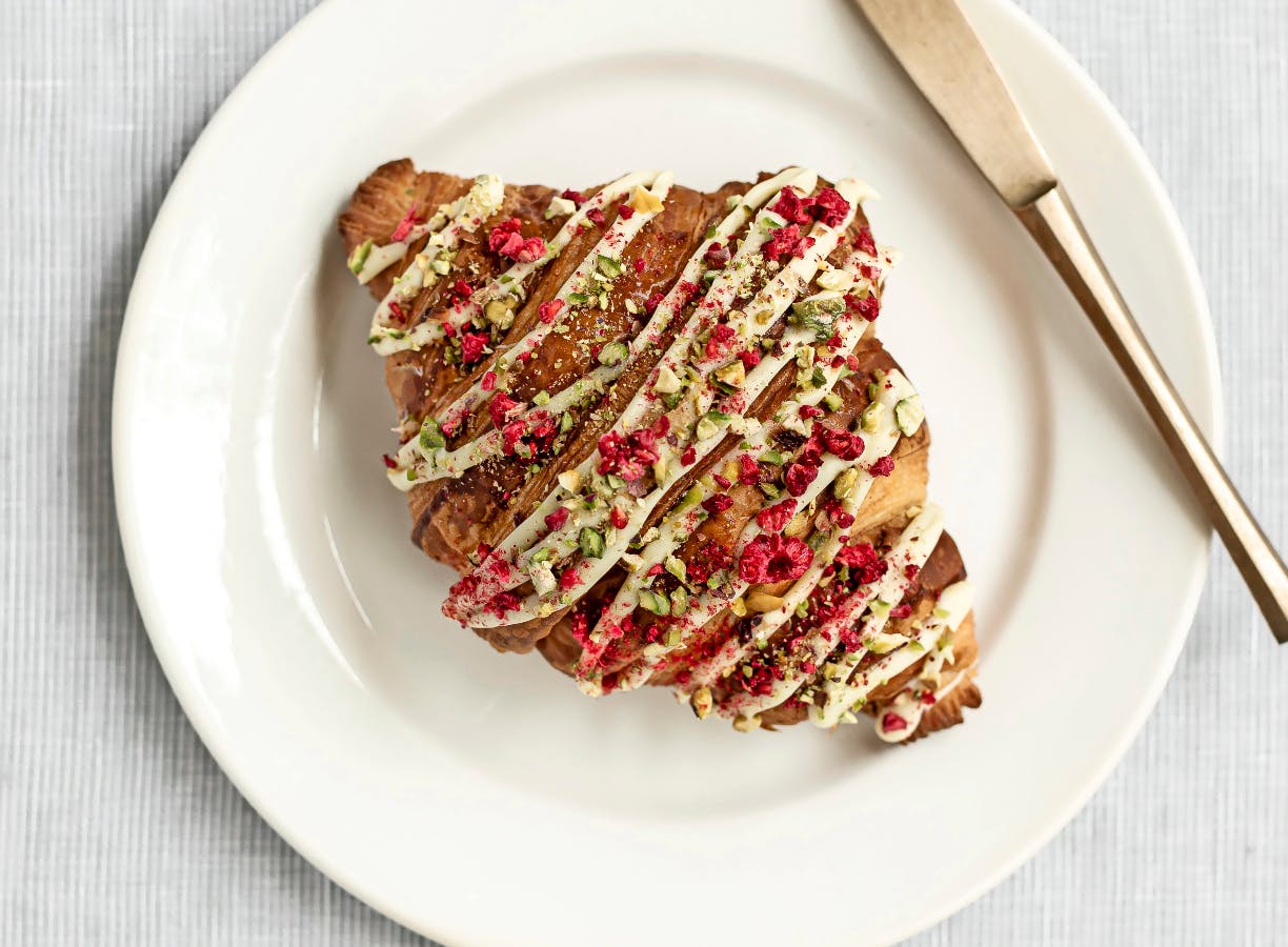 Pistaciecroissant med hvid chokolade og hindbær
