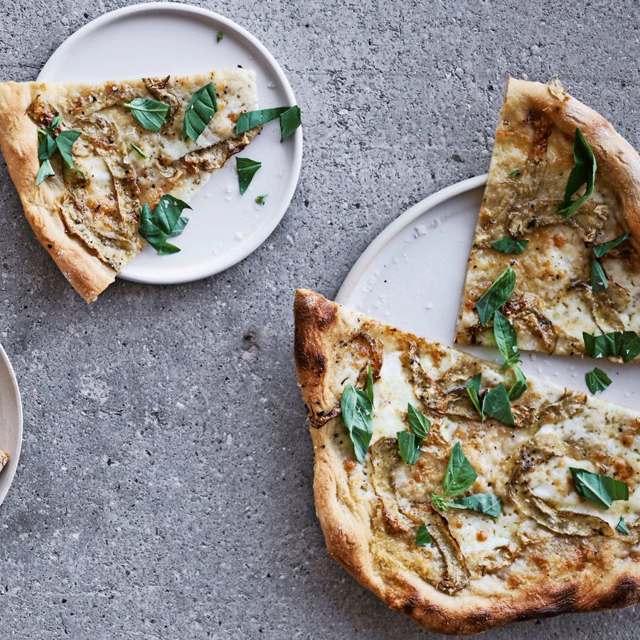 Opskrift: Pizza med artiskok, burrata, basilikum og sort peber