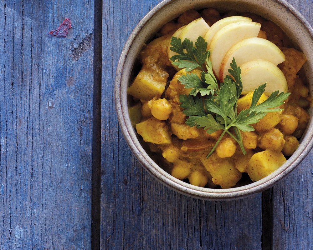 Fyldig curry med kikærter og æbler - prøv selv opskriften!