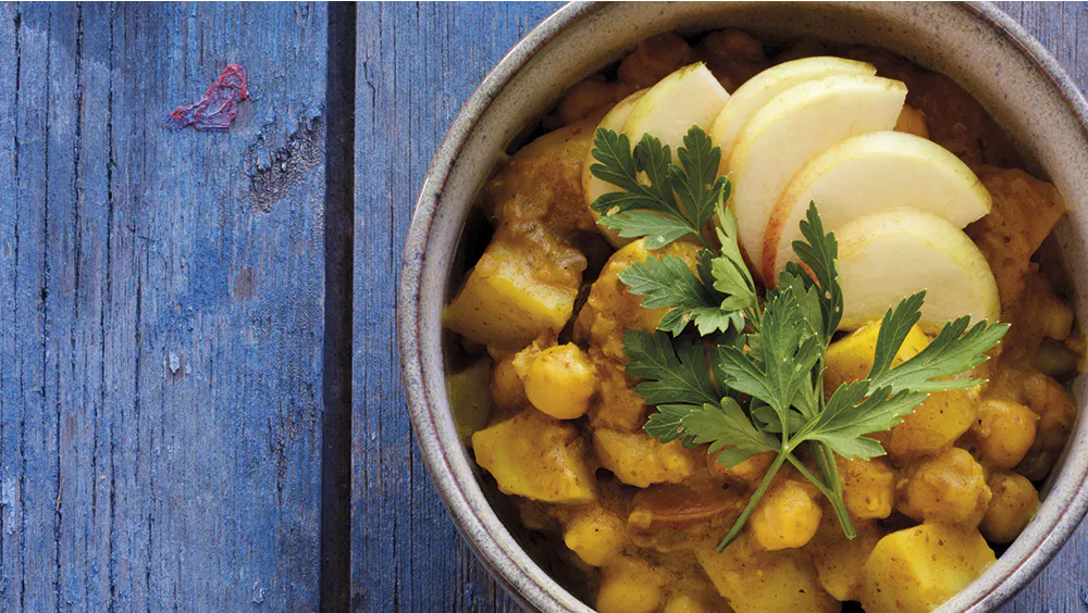 OPSKRIFT | Fyldig curry med kikærter og æbler | ISABELLAS