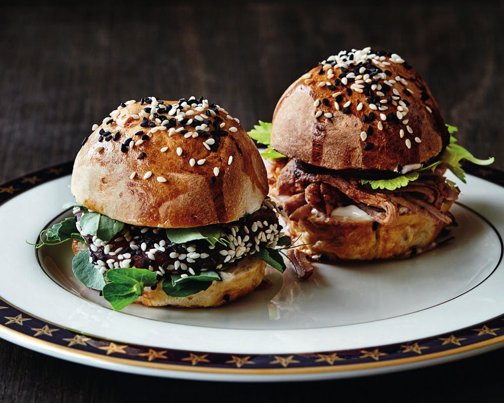 Pulled pork-sliders med coleslaw og barbecuesauce