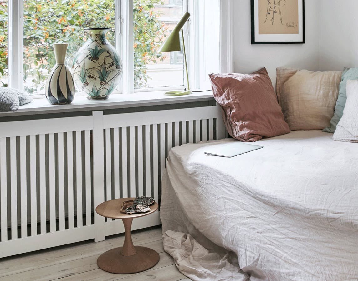 Hvid radiatorskjuler med lodrette lameller