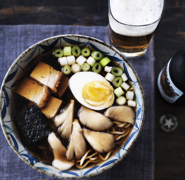 Ramen-suppe med ramennudler og æg