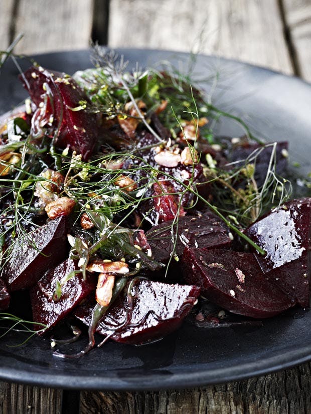 Grov salat af rødbeder med tang, jordnødder, lime og bronzefennikel