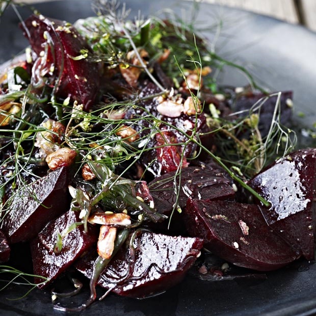 Grov salat af rødbeder med tang, jordnødder, lime og bronzefennikel