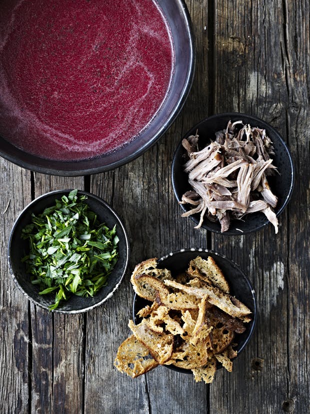 Rødbedesuppe med langtidsstegt andelår