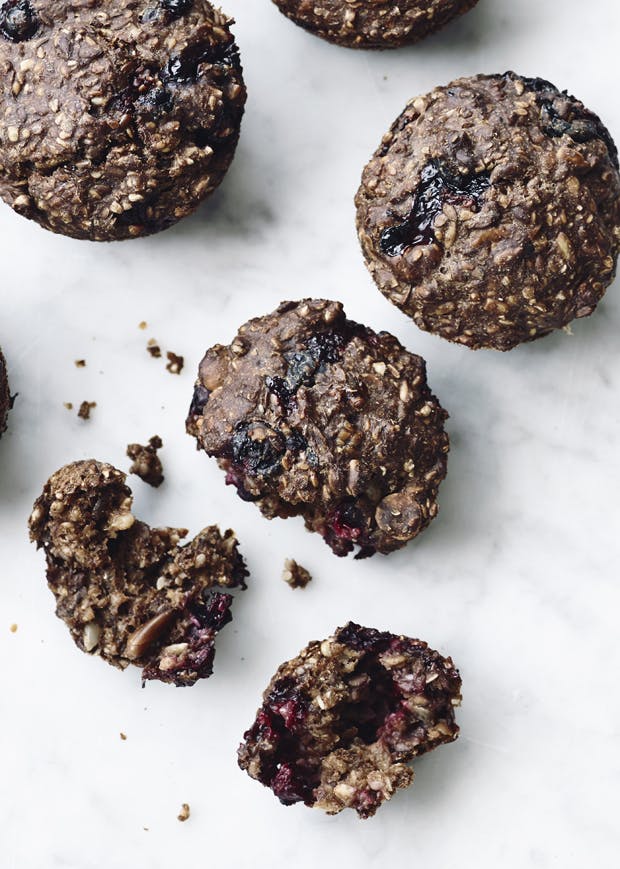 Rugbrødsboller med solbær