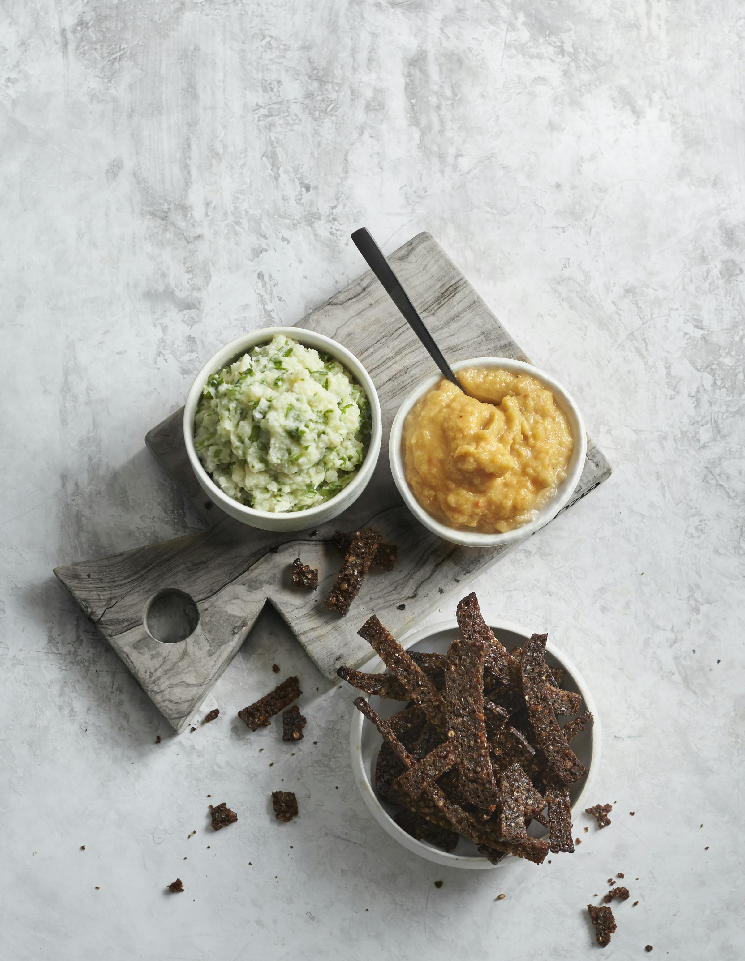 Rugbrødschips med blomkålsdip og kålrabicreme 