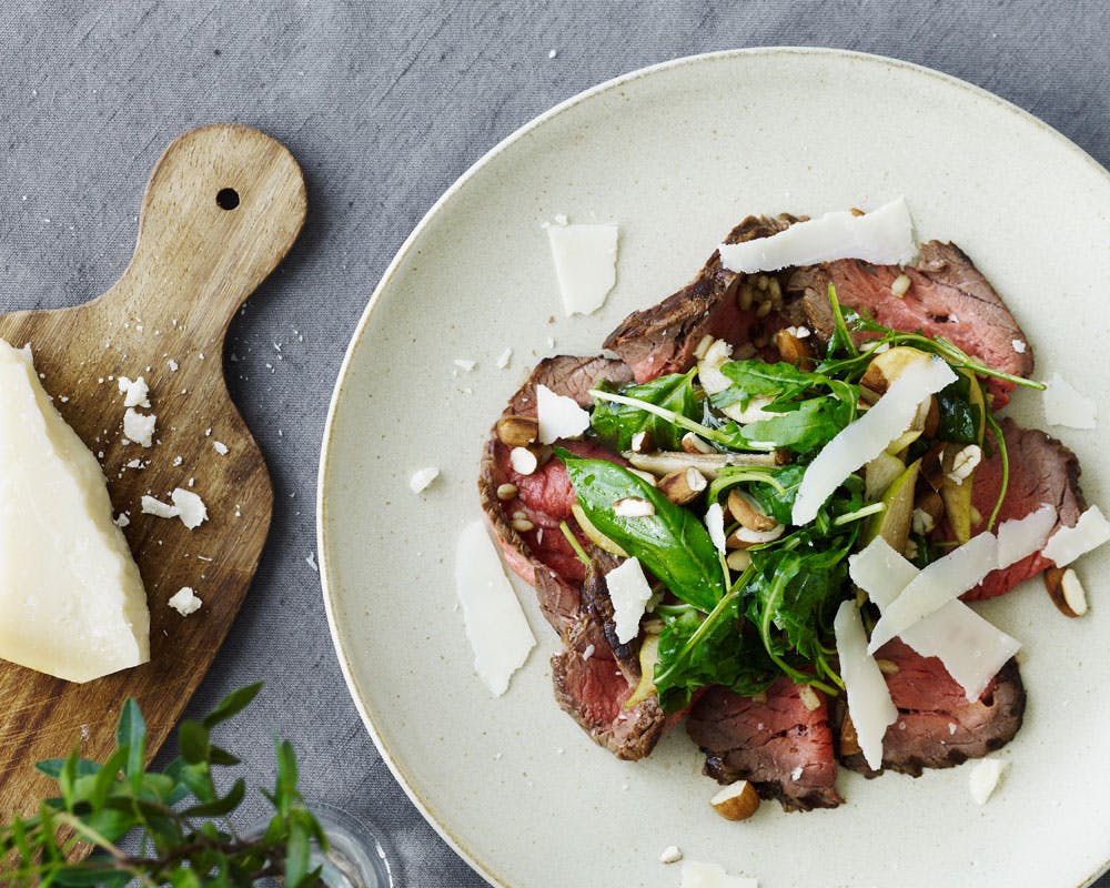 Salat opskrift Grillet carpaccio med pærer, rucolasalat og perlebyg