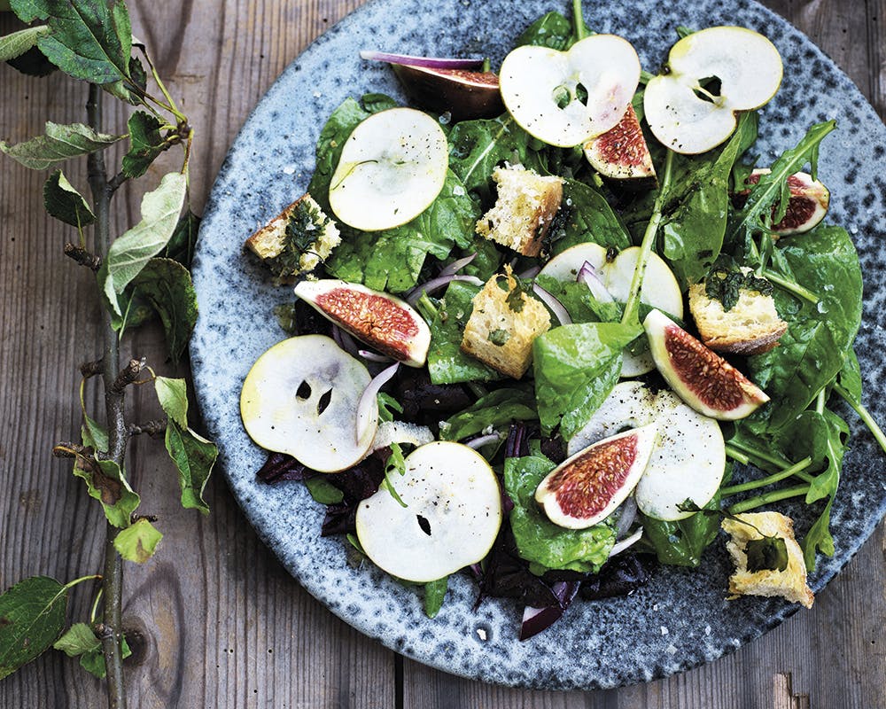 Opskrift på en lækker salat med æbler, figner og sprøde croutoner