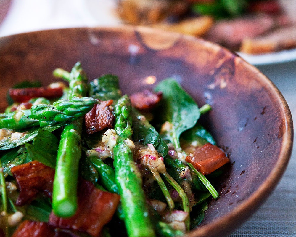 Opskrift på spinatsalat med bacon og asparges