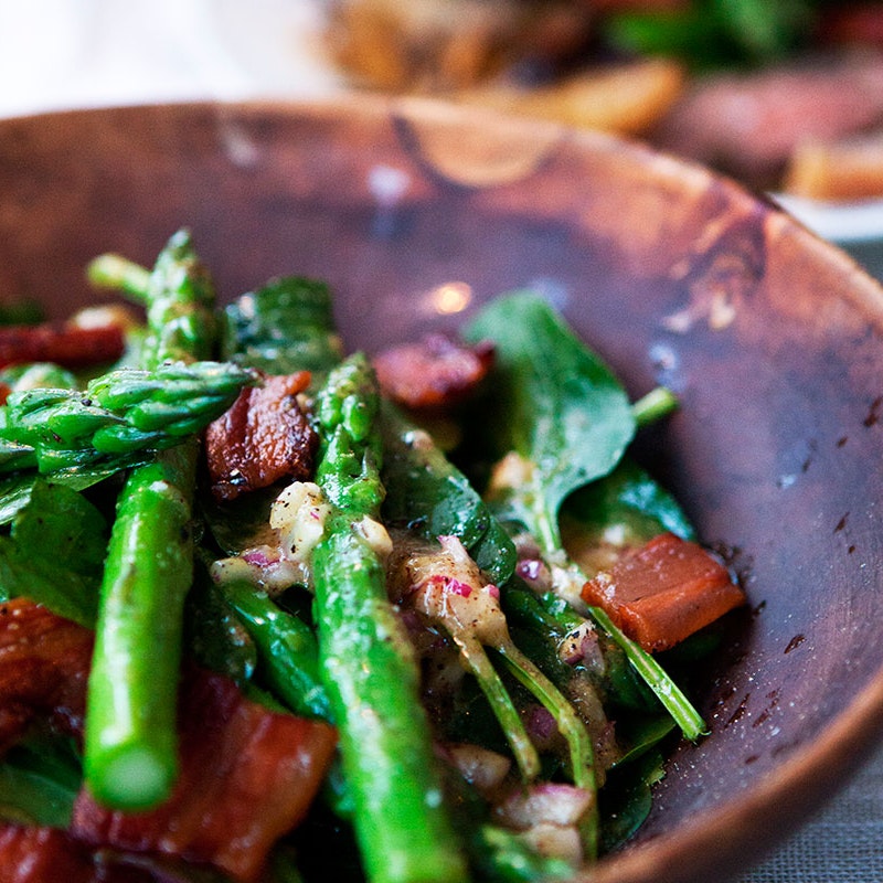 Opskrift på spinatsalat med bacon og asparges