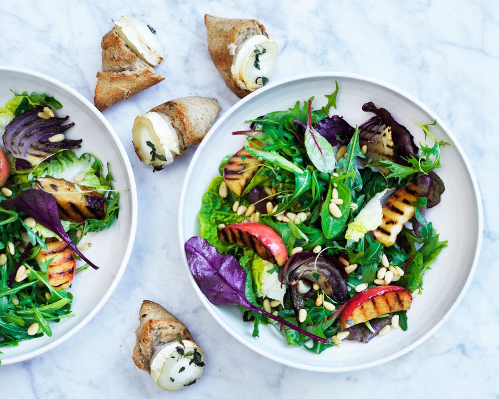 Salat med grillet æble og gedeostebrød