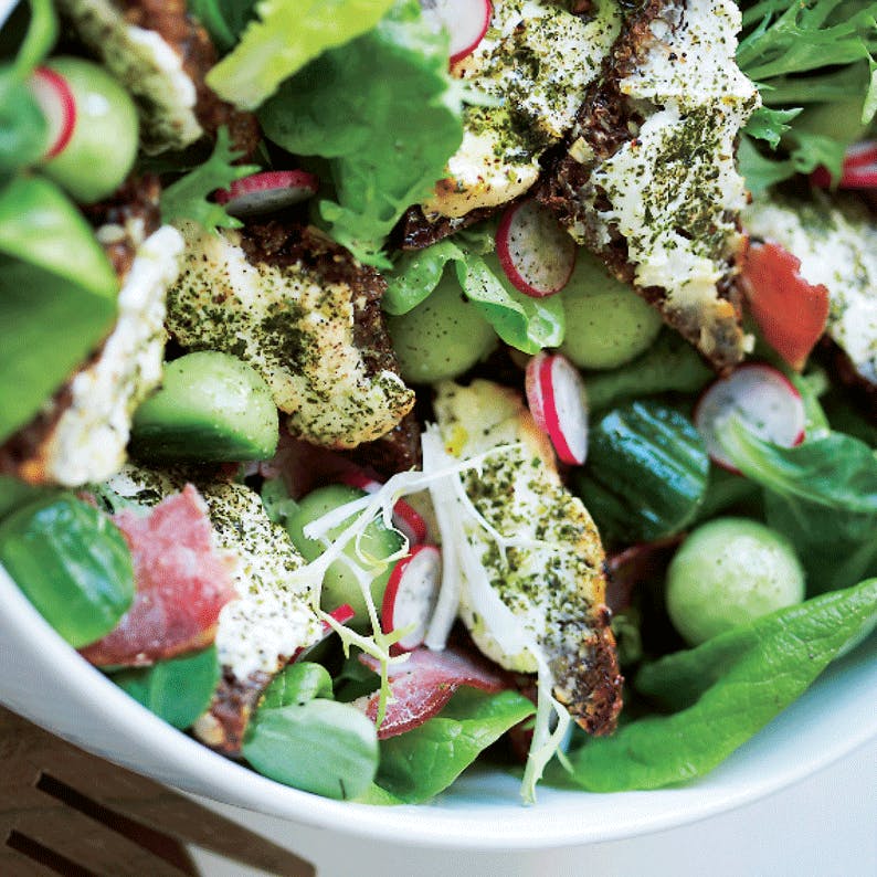 Opskrift: salat med kalvebacon og croutoner af rygeost