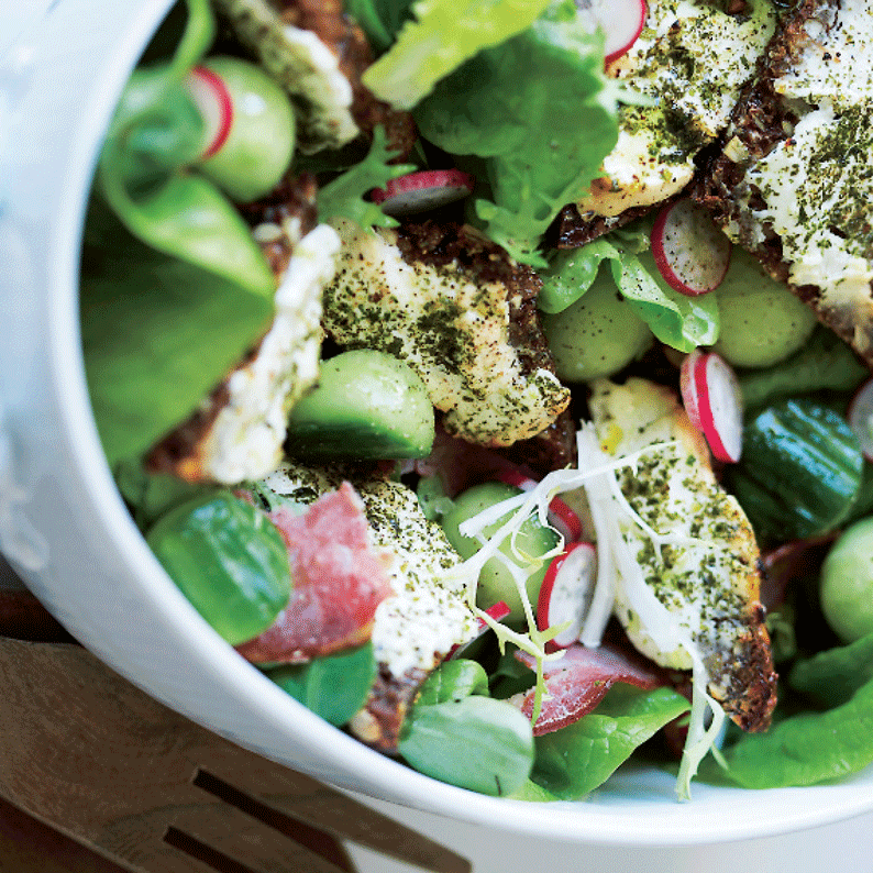Opskrift: salat med kalvebacon og croutoner af rygeost