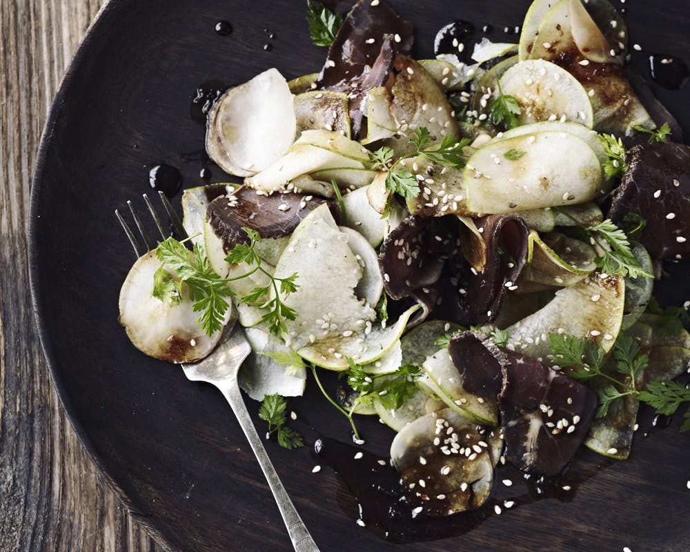 opskrift på salat med ingefær og gravad oksefilet